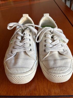 Cariuma sneakers!